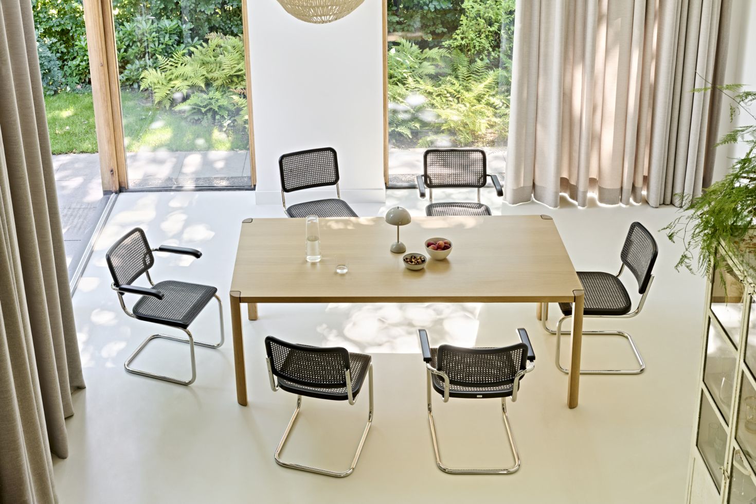 S32/64 von Thonet mit dunler Bespannung